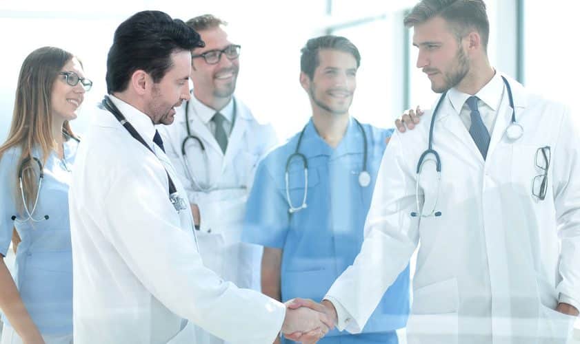 médecins se serrant les mains